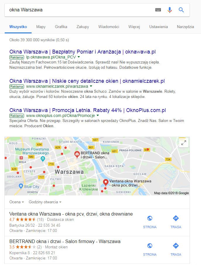 Zapewne słyszeliście już o serwisie Google My Business, pisaliśmy o nim również na naszym Blogu. Co daje firmie posiadanie konta w Google My Business? Dzisiaj sprawdzimy krok po kroku czym jest GMB, jakie są korzyści i główne zalety jego posiadania dla biznesu. Czym jest GMB Google My Business nie bez powodu jest jednym z głównych narzędzi dostarczania informacji o firmie, jej produkcie bądź usługach potencjalnym klientom w Internecie. Jest to przede wszystkim bezpłatna usługa Google, skierowana bezpośrednio dla biznesu, która dostępna jest w wynikach organicznych w"Grafie wiedzy", po prawej stronie wyników wyszukiwania. Jak to działa? Wpisując w polu wyszukiwania ”okna Warszawa”, wyświetli się mapa z firmami. To są dane bezpośrednio z Google My Business. -Screen- Natomiast wpisując w polu wyszukiwania nazwę firmy, np. „Sokółka Pruszków”, użytkownik zobaczy po prawej stronie ”Graf wiedzy”, który zawiera wszystkie niezbędne informacje o firmie: począwszy od godzin otwarcia, jej adresu, galeriię zdjęć, filmów, po opinie klientów czy adres strony WWW. -Screen- Każda informacja o danym przedsiębiorstwie w Google’u może być punktem pierwszego kontaktu przyszłego klienta z firmą. Absolutną podstawą jest to, aby wizytówka firmy w Google My Business była kompletna, poprawna i aktualna. Jeżeli nie – warto ją natychmiast zaktualizować, bo być może jest to jedna z głównych przyczyn, dlaczego użytkownicy nie mogą znaleźć tej firmy w sieci. Co to oznacza ? Niestety utratę potencjalnych klientów. Każda firma, która posiada poprawny adres siedziby firmy, może utworzyć lub w dowolnym momencie edytować konto w GMB. Co jest najważniejsze przy utworzeniu lub edytowaniu wizytówki w GMB? Należy zwrócic przede wszystkim uwagę na 3 najważniejsze czynniki: trafność, wartość i świeżość informacji. Im lepsza jakość tych czynników – tym wyższa pozycja w rankingu Google. Niezwykle pomocne mogą się okazać także posty Google My Business. Publikując posty w GMB można prezentować nowości firmy, aktualne ogłoszenia o promocjach, ofertach pracy, wydarzeniach, produktach czy usługach. Wpisy te można wykorzystywać również w bieżących komunikatach prasowych czy na blogach. Treść publikacji pojawia się również w organicznych wynikach wyszukiwania Google’a w ramach „Grafu wiedzy” oraz w Google Maps. Publikowanie świeżych treści i bieżących wiadomości zapewnia zwiększenie zasięgu i widoczności takich wpisów. Posiadanie konta w GMB pozwala zarządzać sposobem wyświetlania firmy w wynikach wyszukiwania w Google’u oraz w Google Maps. Google My Business to jednak znacznie więcej niż tylko świetne narzędzie SEO.